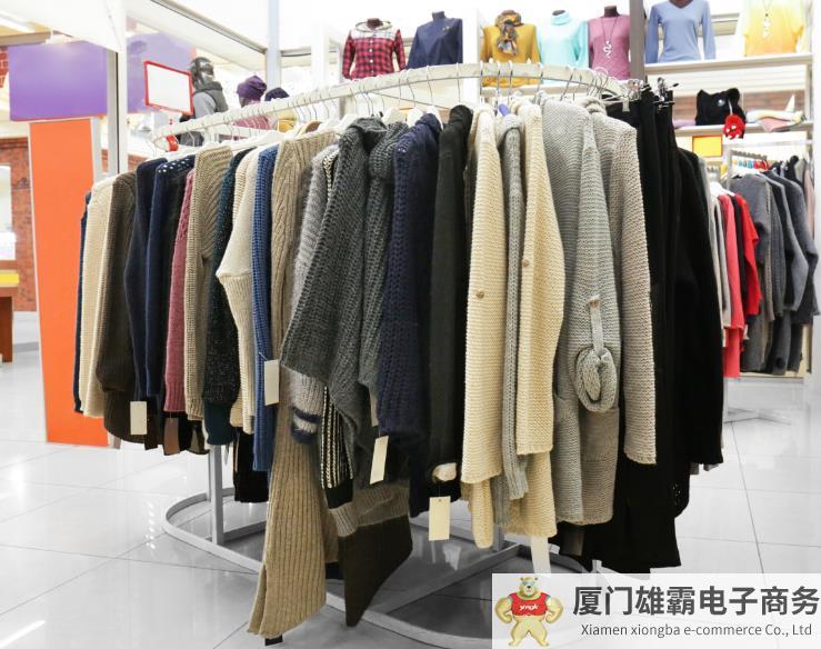 年轻人在服装批发市场，实现“买衣服”自由