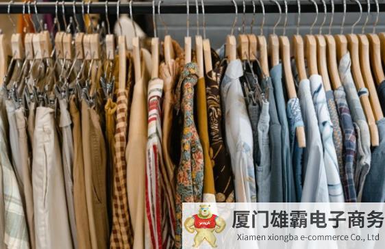 年轻人在服装批发市场，实现“买衣服”自由