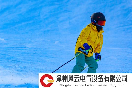 ​专属雪场的专业运动装备滑雪服，究竟靠什么成为了人们的穿搭新偏好？