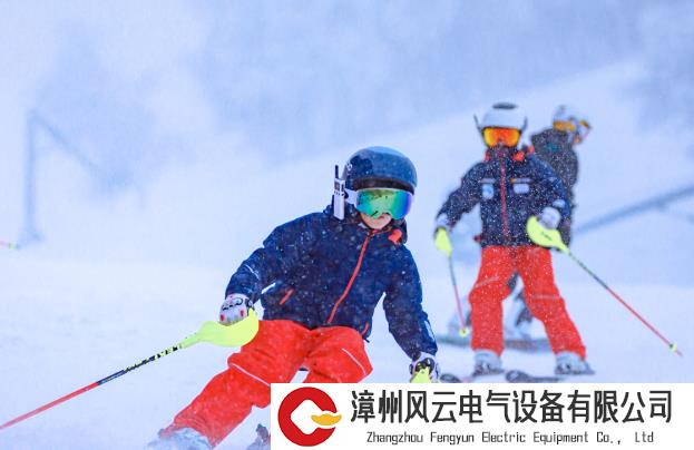 ​专属雪场的专业运动装备滑雪服，究竟靠什么成为了人们的穿搭新偏好？